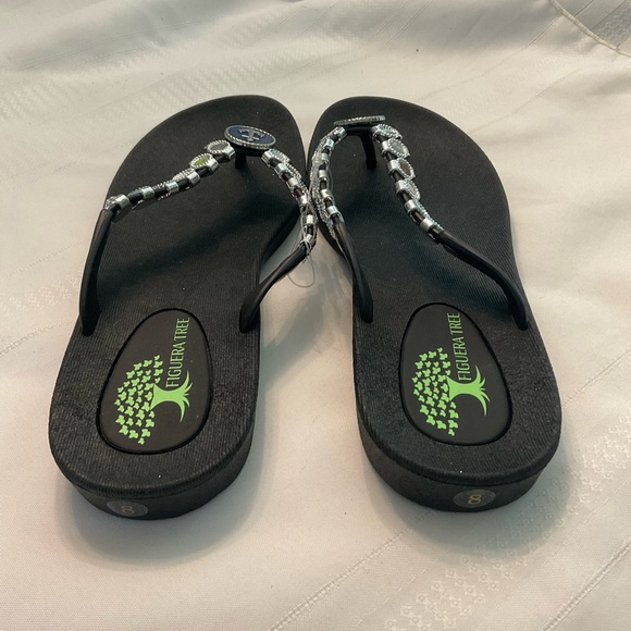 New Figuera Tree Flip Flops. Size 8 - Picture 2 of 5